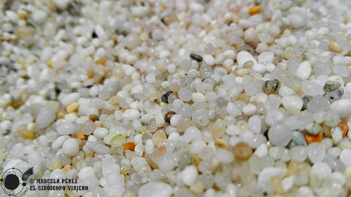 Granitos de colores del tamaño de arroces iluminan la playa de Is Arutas 