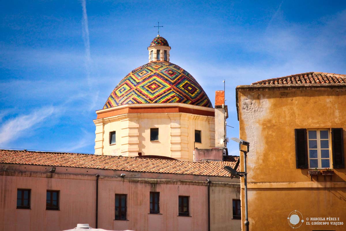 Iglesia de San Michele y su colorida cúpula. Alghero